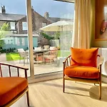 Central Townhouse With Free Off Road Parking And Garden
