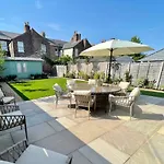 Central Townhouse With Free Off Road Parking And Garden