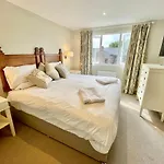 Central Townhouse With Free Off Road Parking And Garden
