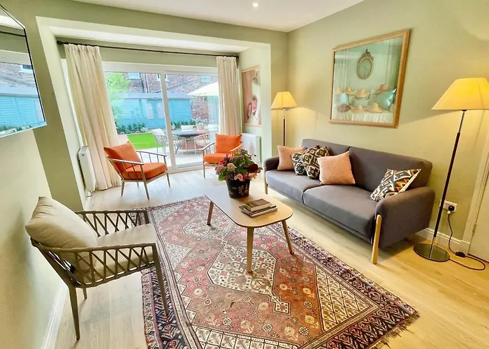 Central Townhouse With Free Off Road Parking And Garden