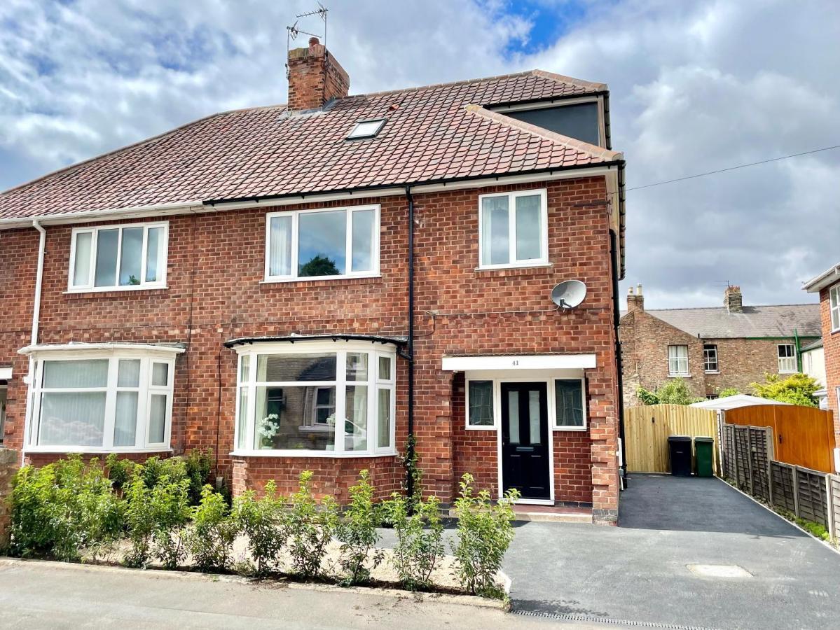 Townhouse With Free Off Road Parking And Garden