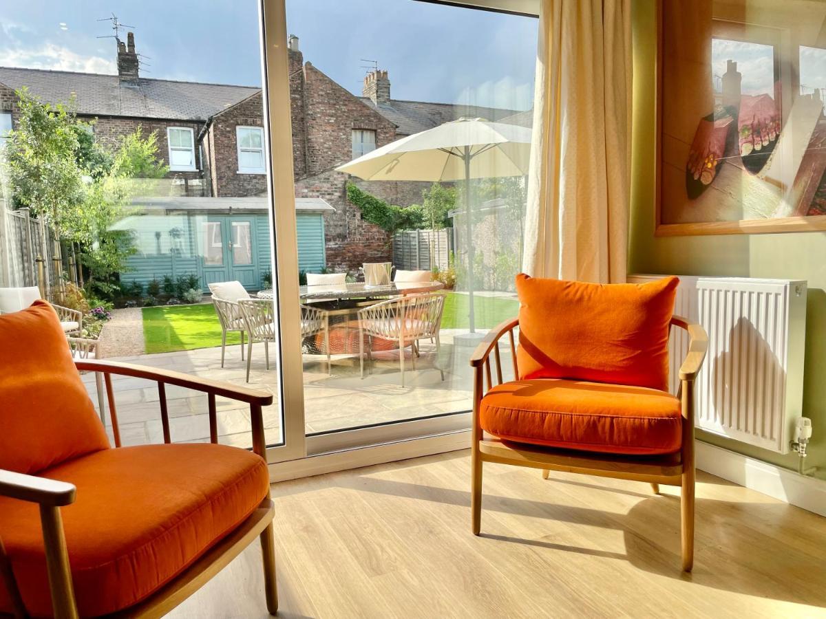 Townhouse With Free Off Road Parking And Garden Holiday home *