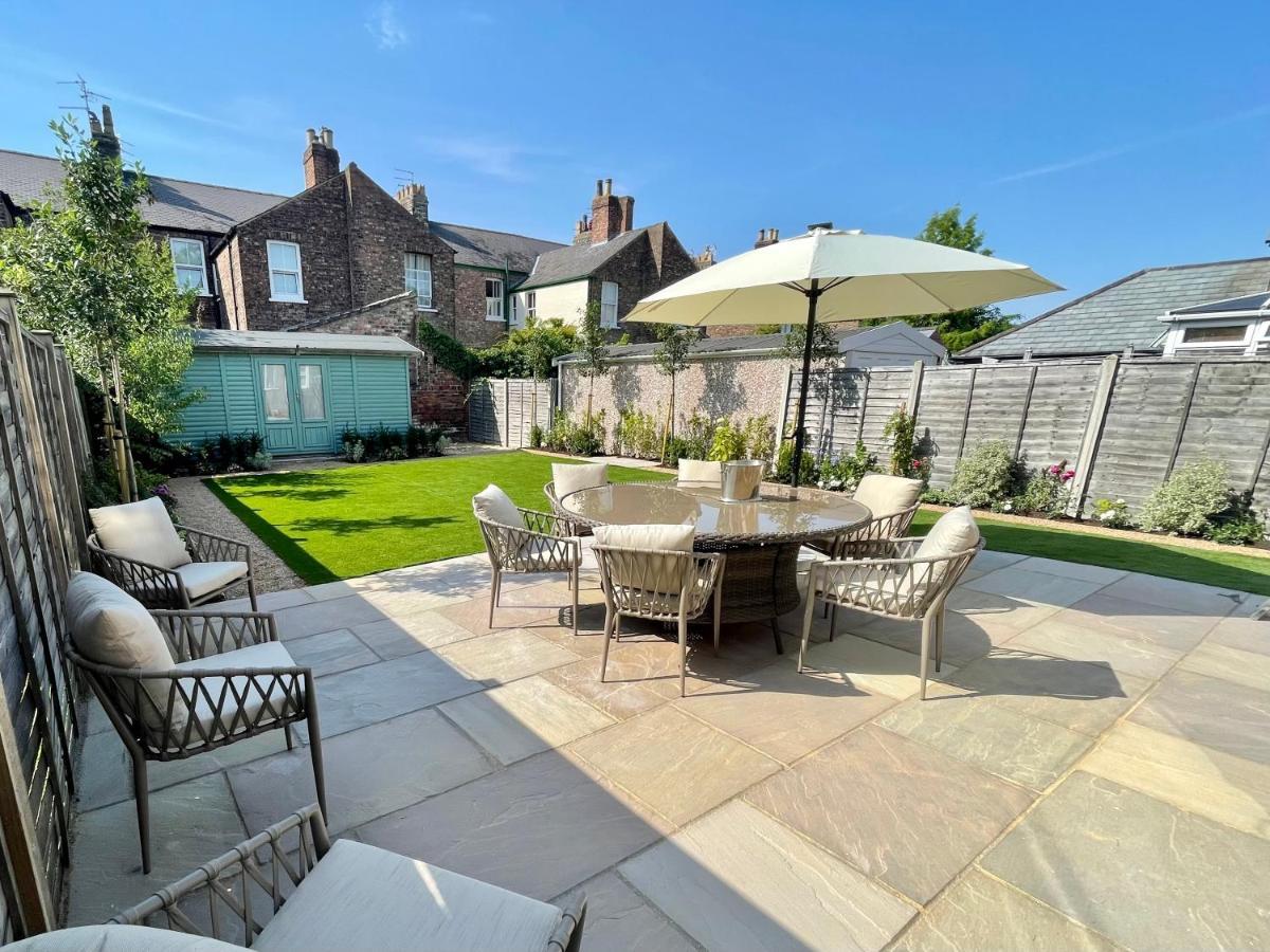 Townhouse With Free Off Road Parking And Garden Holiday home
