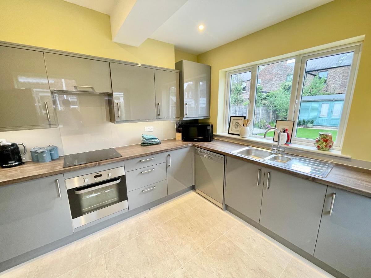 Townhouse With Free Off Road Parking And Garden * York