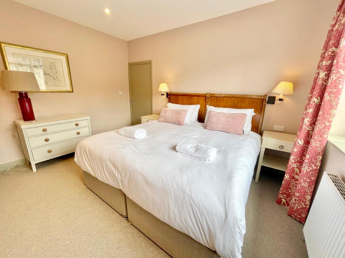 Townhouse With Free Off Road Parking And Garden Holiday home *