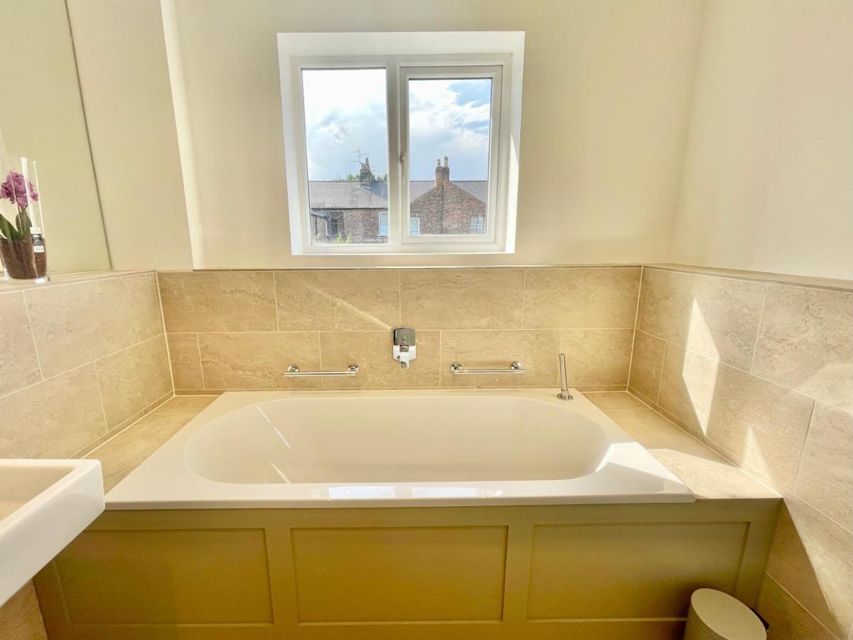 Holiday home Townhouse With Free Off Road Parking And Garden
