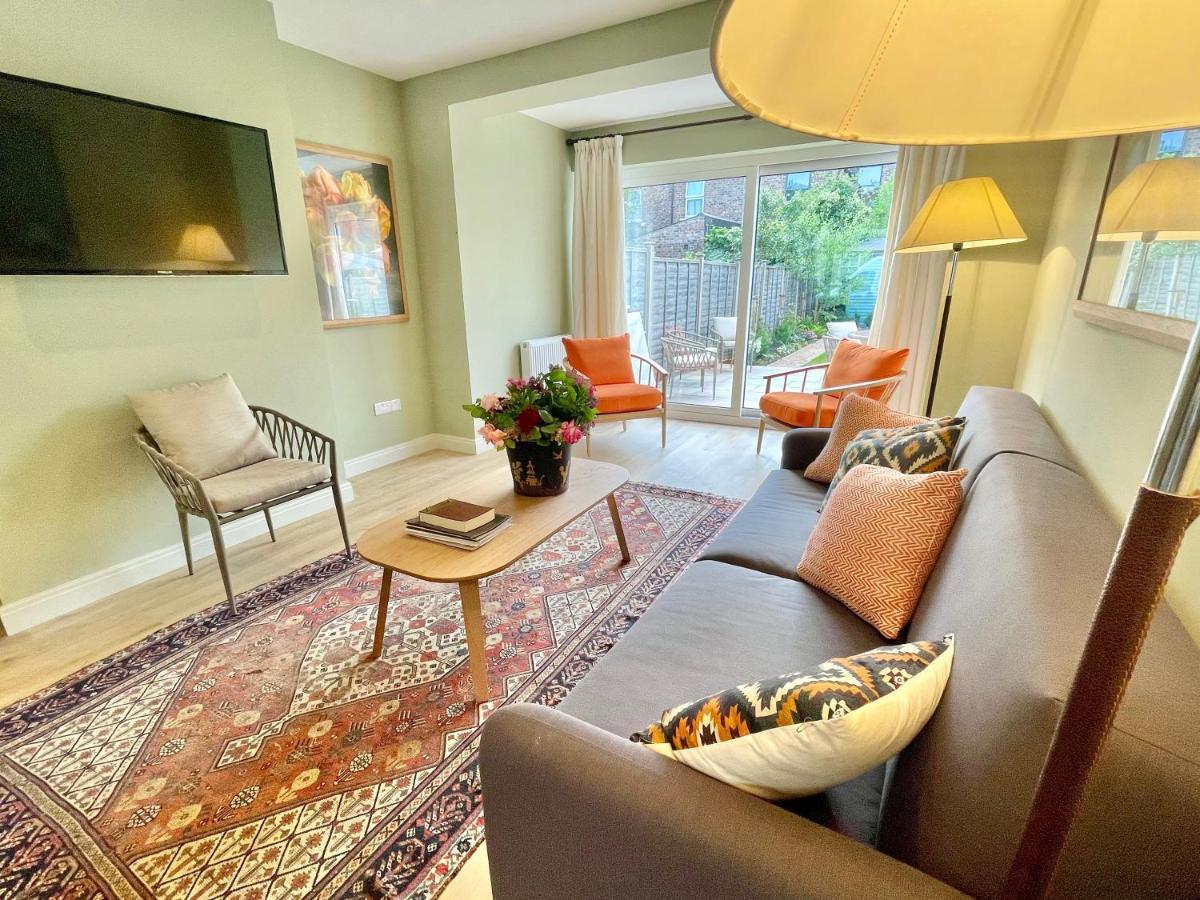 Townhouse With Free Off Road Parking And Garden