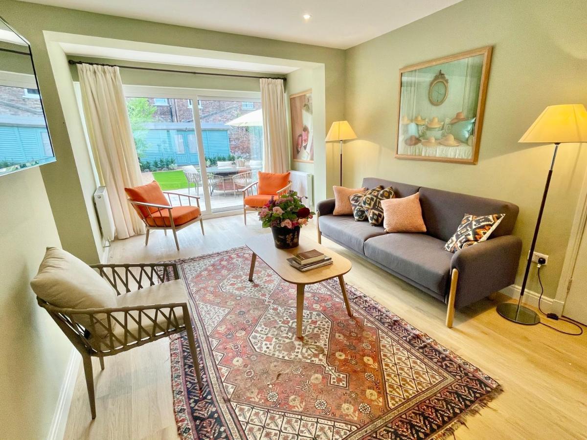 Holiday home Townhouse With Free Off Road Parking And Garden *