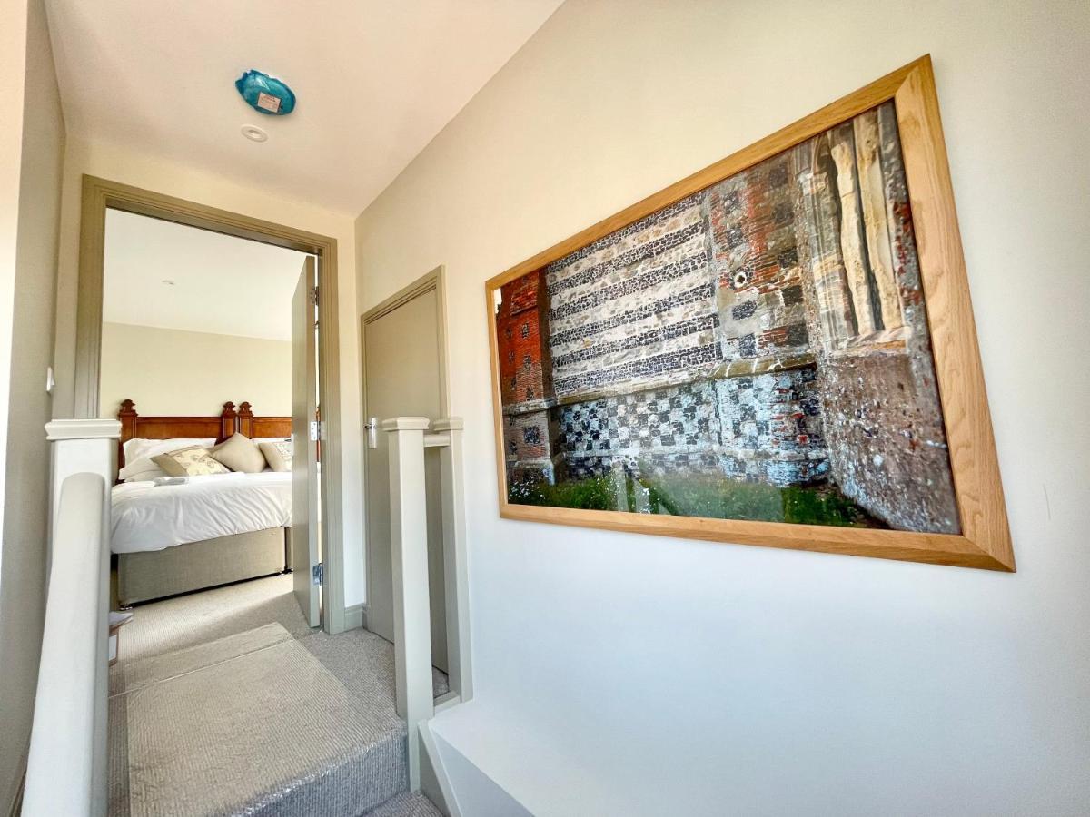 Townhouse With Free Off Road Parking And Garden Holiday home