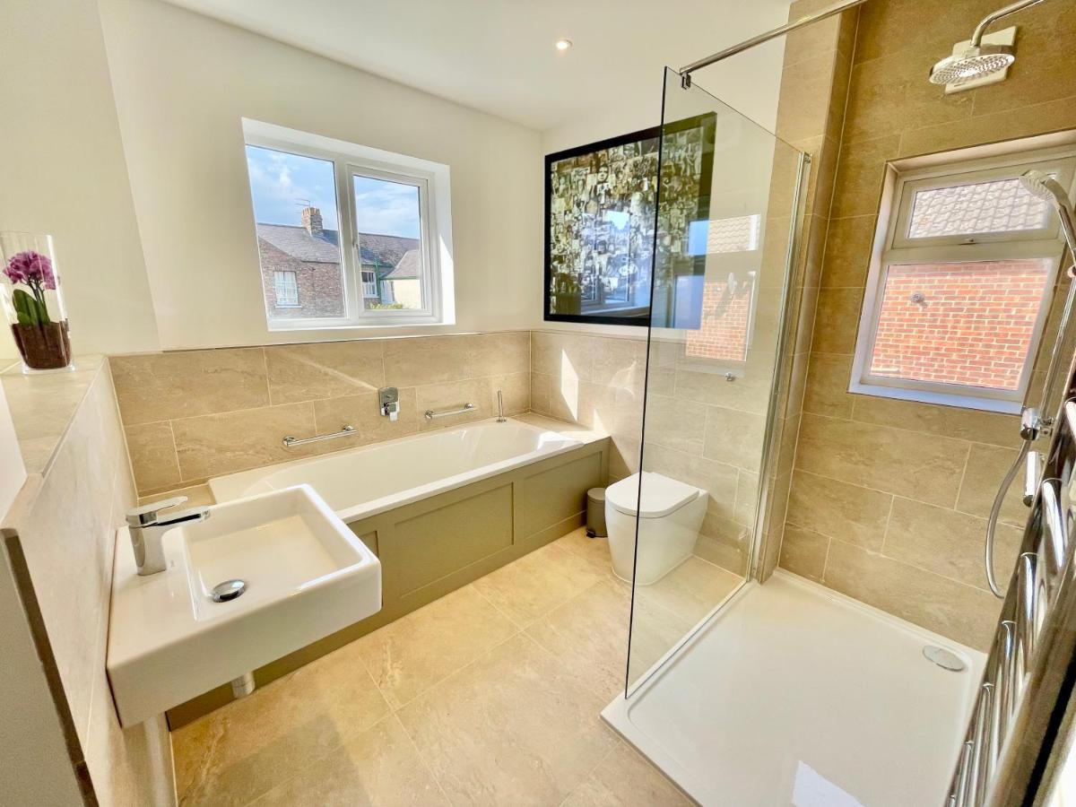 Holiday home Townhouse With Free Off Road Parking And Garden