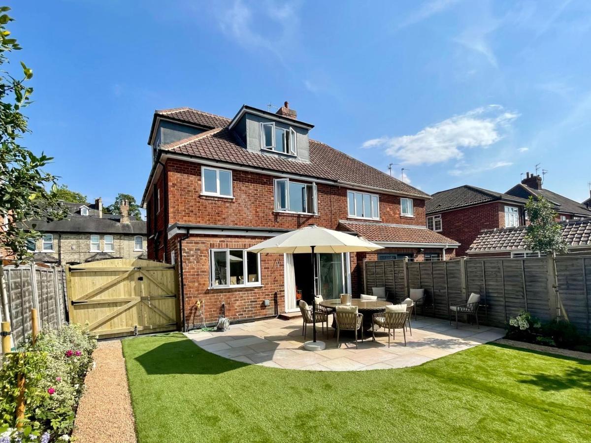 Holiday home Townhouse With Free Off Road Parking And Garden