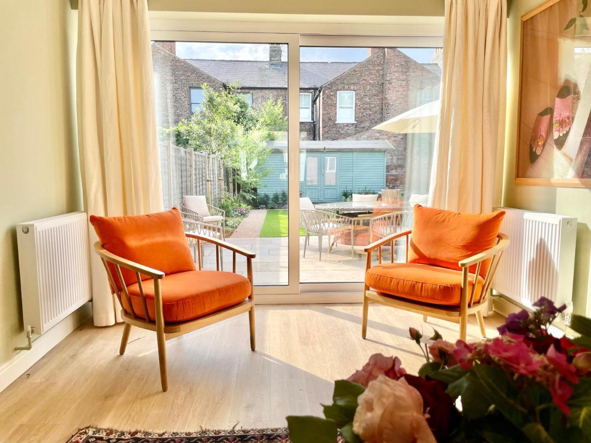 Townhouse With Free Off Road Parking And Garden