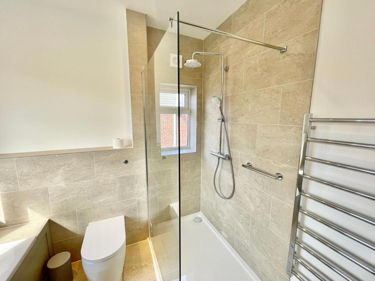 Holiday home Townhouse With Free Off Road Parking And Garden *