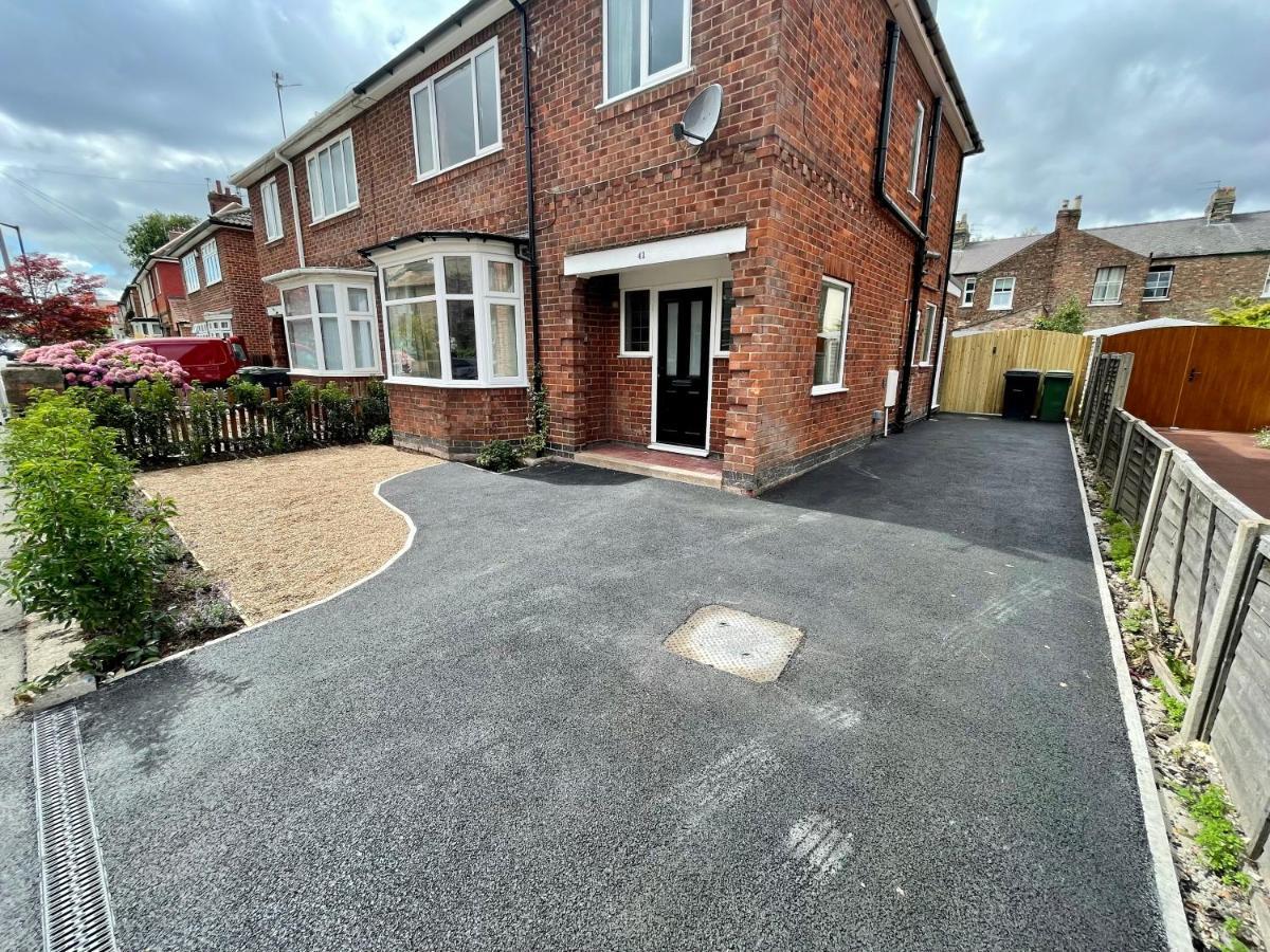 Townhouse With Free Off Road Parking And Garden York