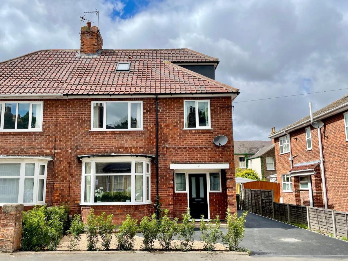 Townhouse With Free Off Road Parking And Garden * York
