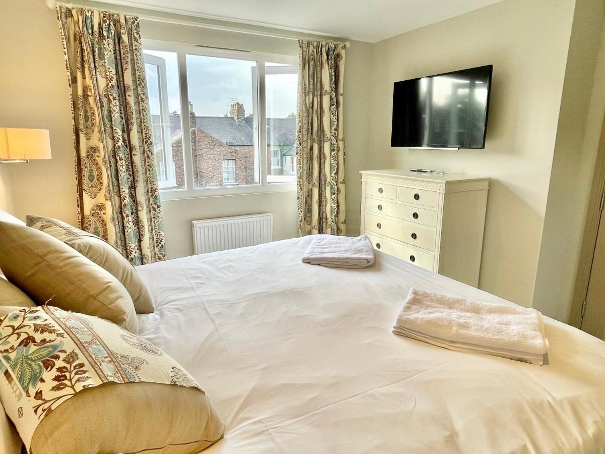 Townhouse With Free Off Road Parking And Garden *
