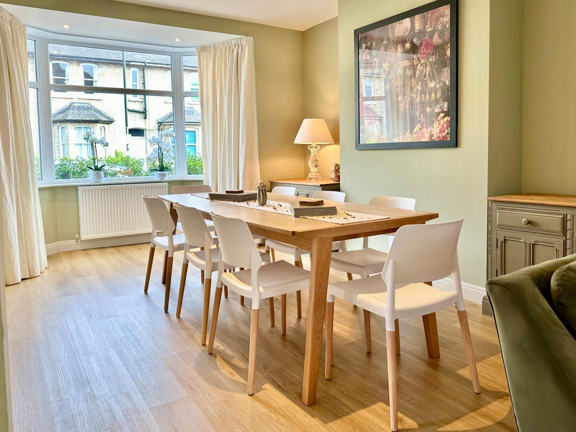 Townhouse With Free Off Road Parking And Garden *