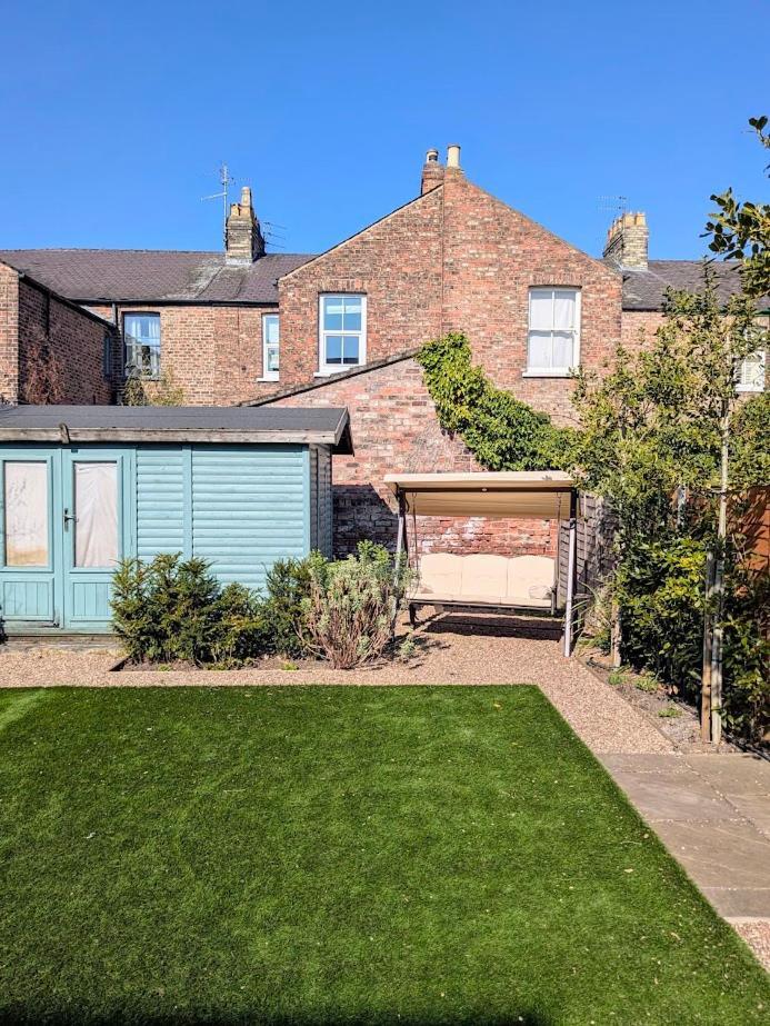 Townhouse With Free Off Road Parking And Garden Holiday home *